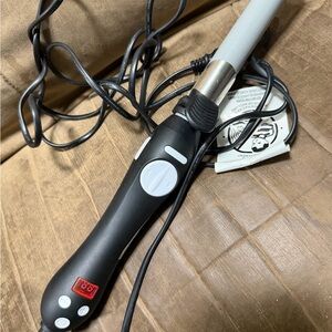 Black and White Beachwaver Curling Iron